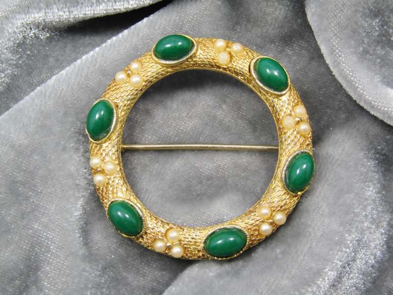 A Beautiful Vintage  Gold Tone Garland Brooch With Green Stones and seed Pearls