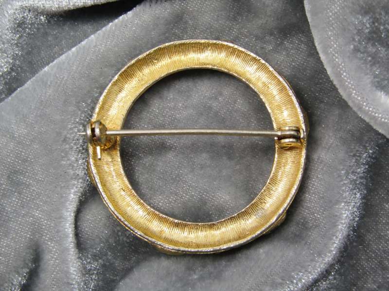 A Beautiful Vintage  Gold Tone Garland Brooch With Green Stones and seed Pearls