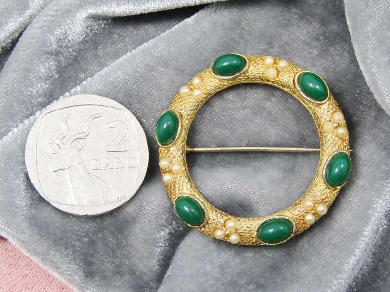A Beautiful Vintage  Gold Tone Garland Brooch With Green Stones and seed Pearls