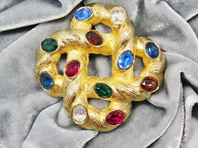 A Gorgeous Gold Tone  Gemstone Knotted Design Brooch.