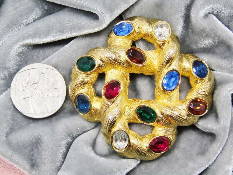 A Gorgeous Gold Tone  Gemstone Knotted Design Brooch.