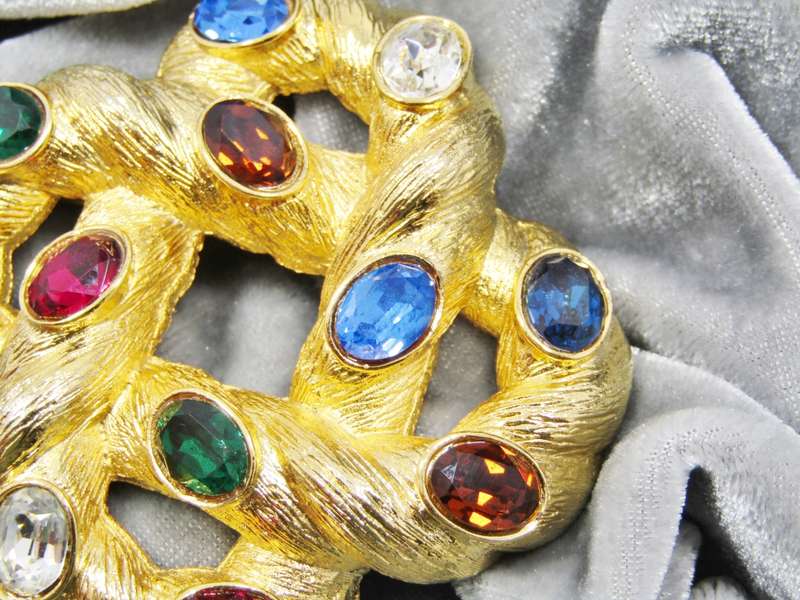 A Gorgeous Gold Tone  Gemstone Knotted Design Brooch.