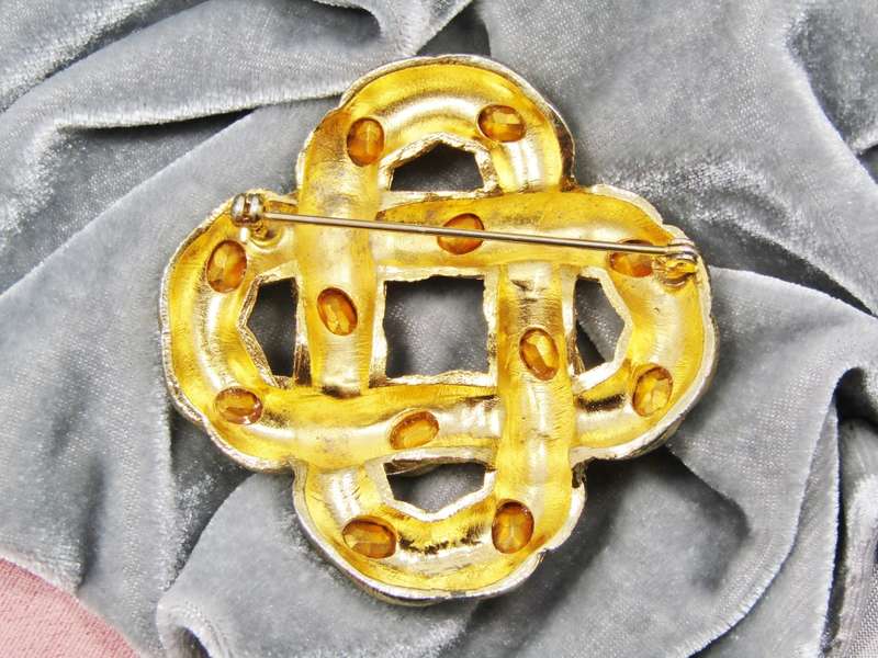 A Gorgeous Gold Tone  Gemstone Knotted Design Brooch.