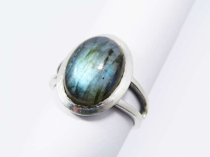 A Stunning Oval Labradorite Ring in Sterling Silver. R895