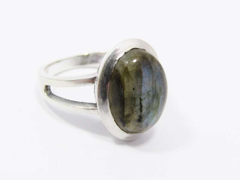 A Stunning Oval Labradorite Ring in Sterling Silver. R895