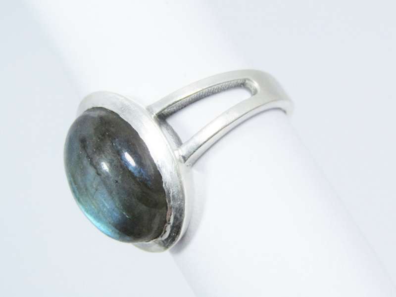 A Stunning Oval Labradorite Ring in Sterling Silver. R895