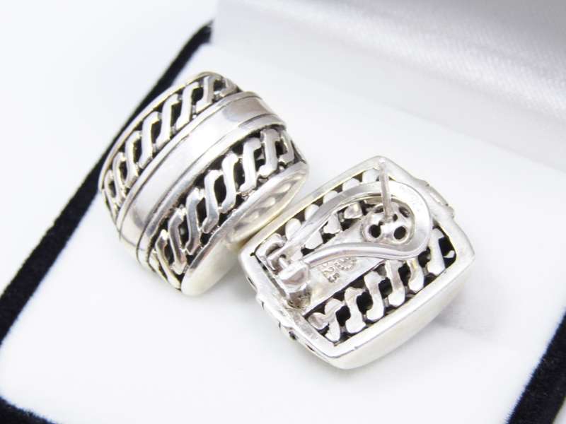 A Gorgeous Pair of Stud Earrings in Sterling Silver.