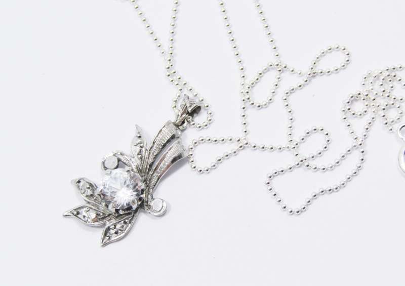 A Very Pretty Vintage Design Pendant With a Clear Paste Stone on Chain in Sterling Silver.