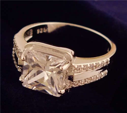 BEAUTIFUL SILVER PLATED CLEAR CUBIC ZIRCON RING SIZE 9