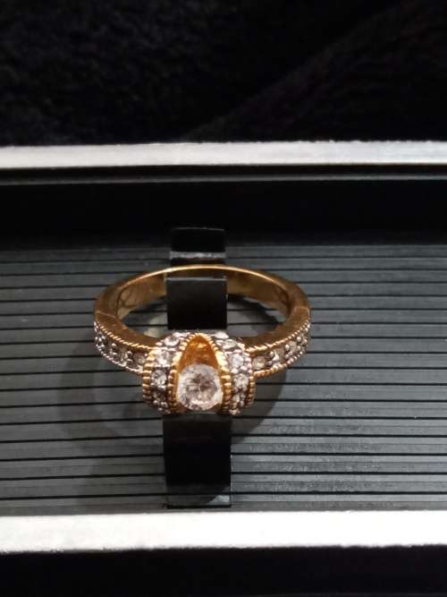 VINTAGE 18KT GOLD PLATED CRYSTAL RING US SIZE 7