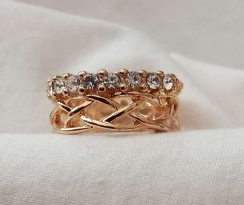 HIGH QUALITY 18KT GOLD PLATED CLEAR CRYSTAL UK SIZE 7 - ONLY ONE AVAILABLE