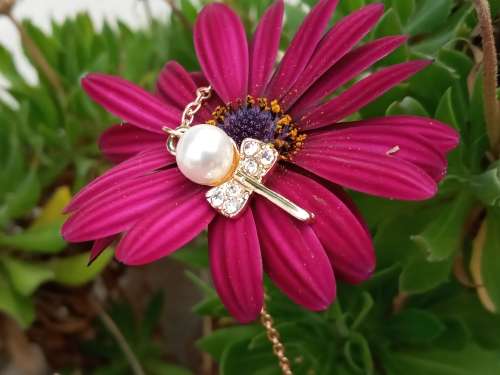 GOLD PLATED AUSTRIAN CRYSTAL PENDANT AND CHAIN