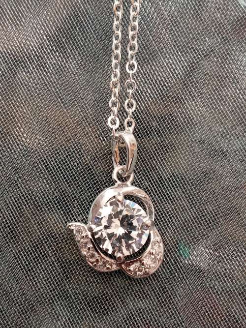 SILVER PLATED CRYSTAL PENDANT AND CHAIN