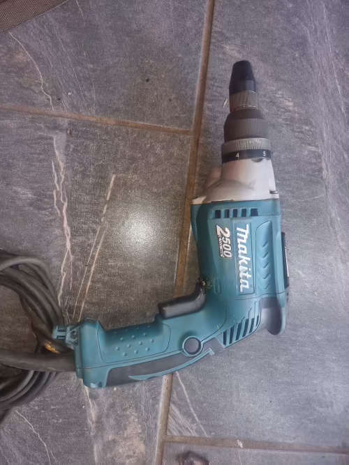 Makita screwdriver for roofs and drywalling
