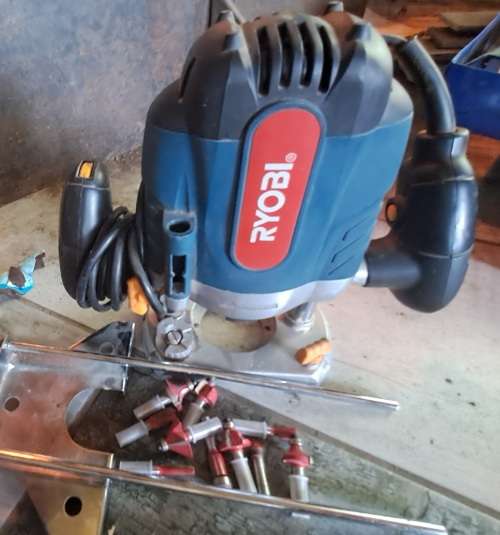 Ryobi router with bits