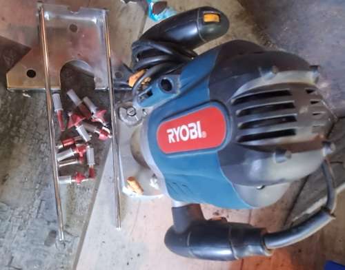 Ryobi router with bits