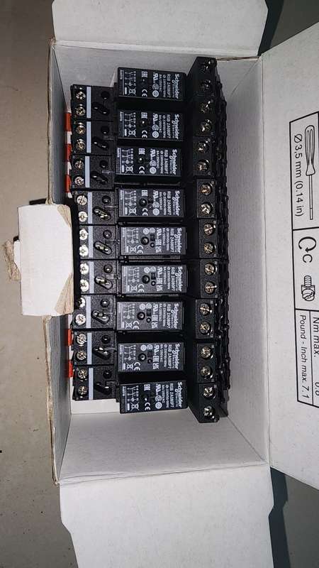 Schneider 230v relay + base