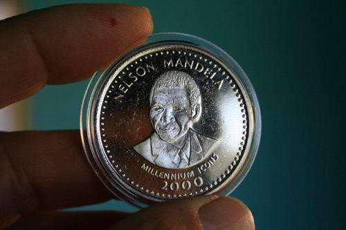 PROOFLIKE  BEAUTIFULL MANDELA CROWN 38mm  "SOMALIA".  UNCIRCULATED 25Sh MILLENNIUM ICONS SERIES.