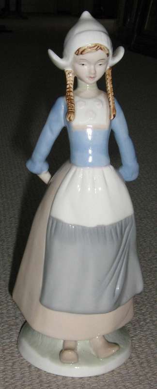 PRETTY  FIGURINE OF A DUTCH GIRL