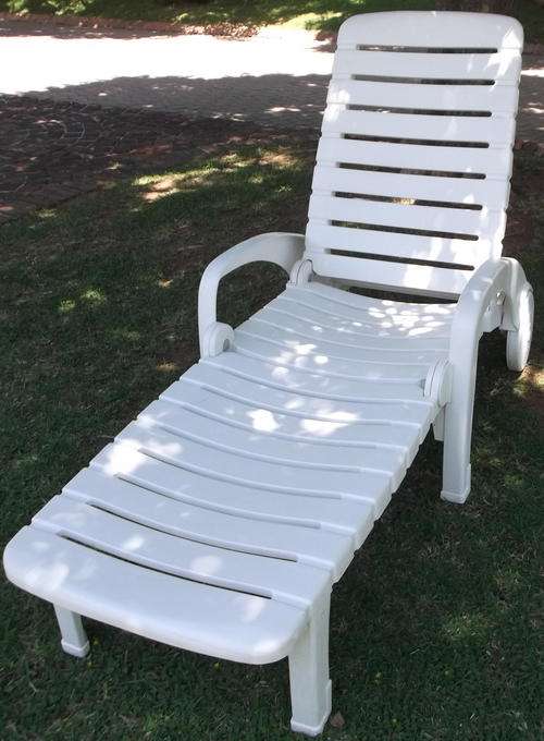 POOL LOUNGER