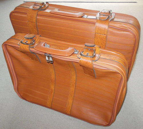 A PAIR OF MATCHING VINTAGE SUITCASES - IN GOOD CONDITION