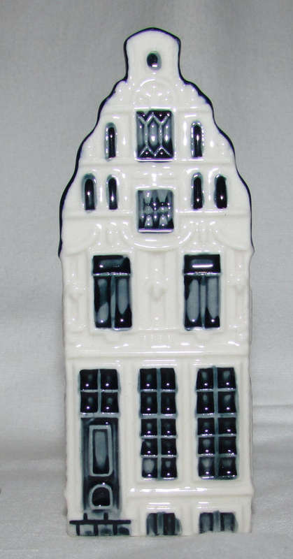 BLUE DELFT'S KLM HOUSE NO 10 - SEALED AND STILL HAS LIQUID
