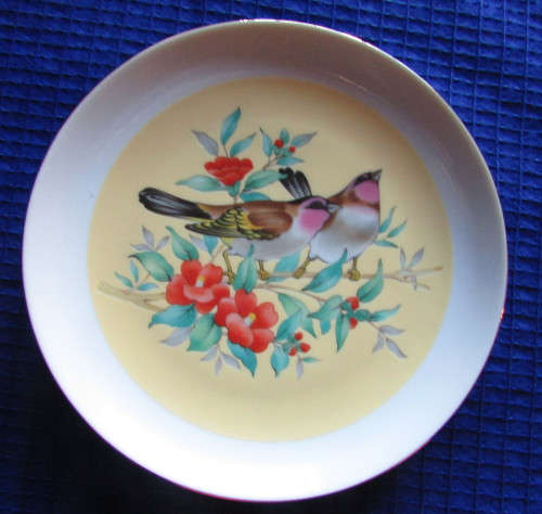 2 Small Imari Plates decorated with Pretty Birds - 16cm diameter