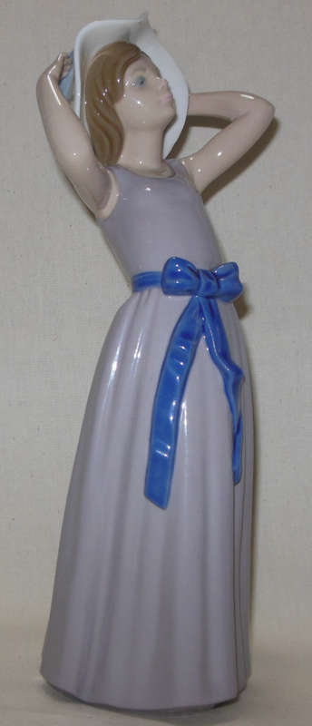LLADRO FIGURINE - "COY"  - RETIRED - SUN HAT COLLECTION