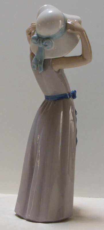 LLADRO FIGURINE - "COY"  - RETIRED - SUN HAT COLLECTION