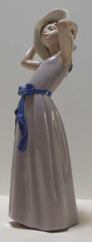 LLADRO FIGURINE - "COY"  - RETIRED - SUN HAT COLLECTION