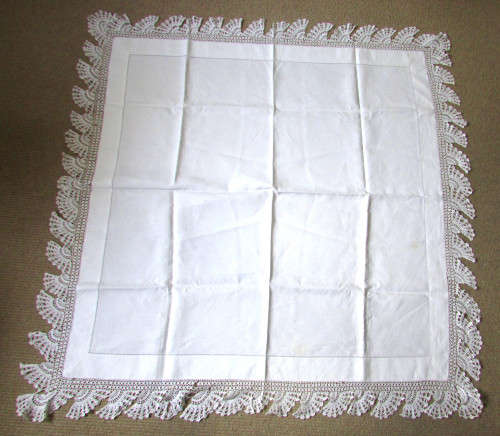 VINTAGE TABLECLOTH WITH CROCHET BORDER