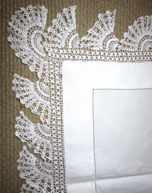 VINTAGE TABLECLOTH WITH CROCHET BORDER