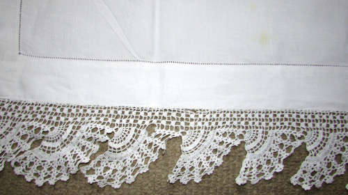VINTAGE TABLECLOTH WITH CROCHET BORDER