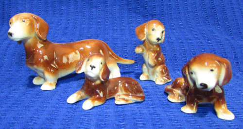 DACHSHUND FAMILY- MOM AND 3 PUPPIES - VERY CUTE