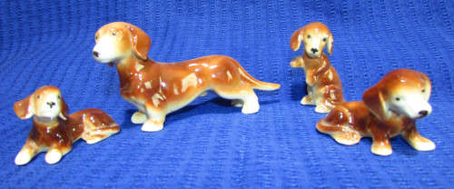 DACHSHUND FAMILY- MOM AND 3 PUPPIES - VERY CUTE