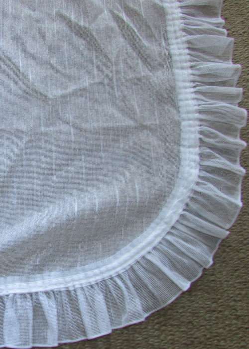 A BEAUTIFUL PAIR OF NET CURTAINS WITH FRILL AND TIE-BACKS