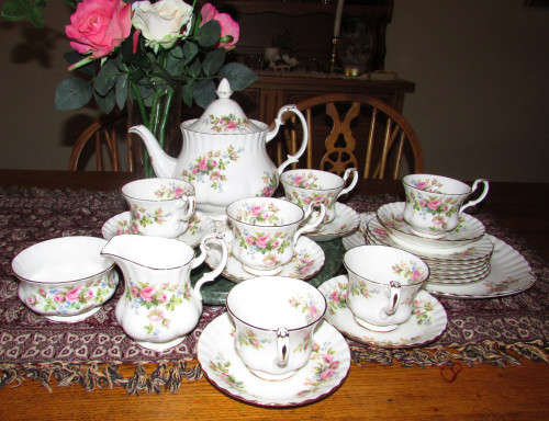 ROYAL ALBERT MOSS ROSE 22 PIECE TEA SET with Tea Pot