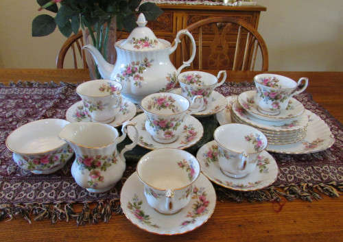 ROYAL ALBERT MOSS ROSE 22 PIECE TEA SET with Tea Pot