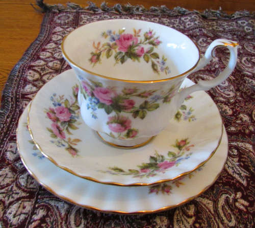 ROYAL ALBERT MOSS ROSE 22 PIECE TEA SET with Tea Pot