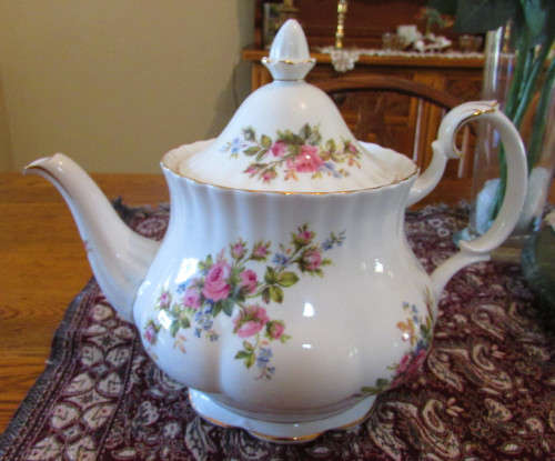ROYAL ALBERT MOSS ROSE 22 PIECE TEA SET with Tea Pot