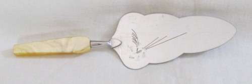 CAKE LIFTER WITH MOTHER OF PEARL HANDLE