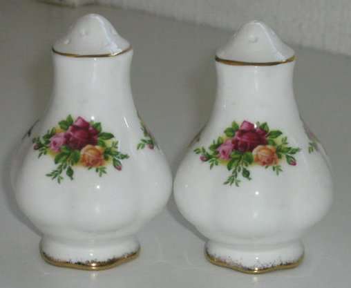ROYAL ALBERT  "OLD COUNTRY ROSES"   SALT & PEPPER