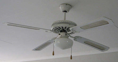 CEILING FAN WITH LIGHT