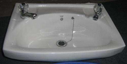 CERAMIC BASIN WITH PEDESTAL AND TAPS
