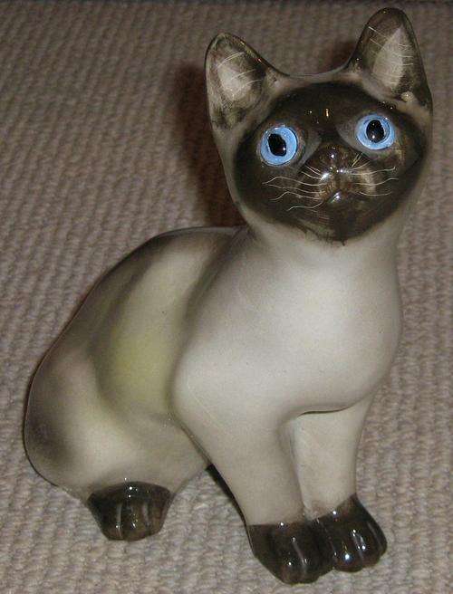LOVELY SIAMESE CAT WITH BLUE GLASS EYES