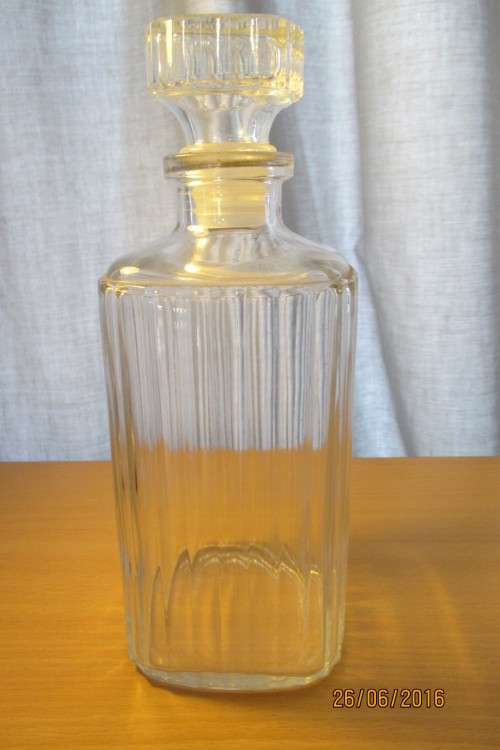 GORGEOUS GLASS DECANTER