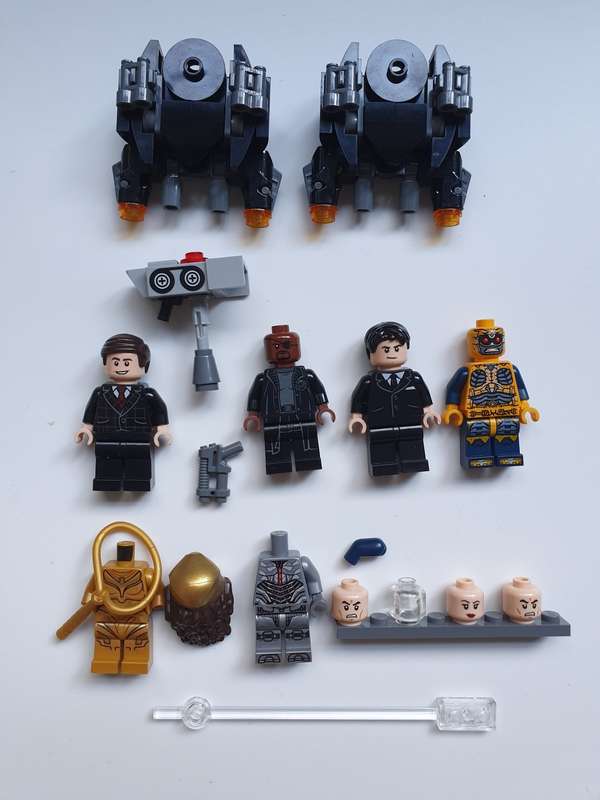 Lego Marvel / DC Superheroes minifigs + parts bundle