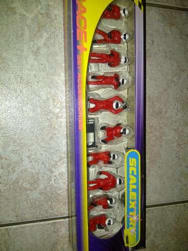 SCALEXTRIC RACE PIT CREW SET