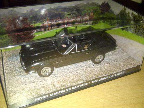 JAMES BOND COLLECTION 1:43 NO: 69 ASTON MARTIN V8 VANTAGE - THE LIVING DAYLIGHTS
