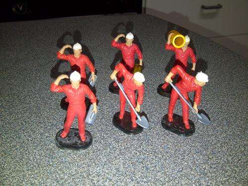 BRITAINS 1984 SET OF SIX HAND PAINTED CONSTRUCTION WORKERS